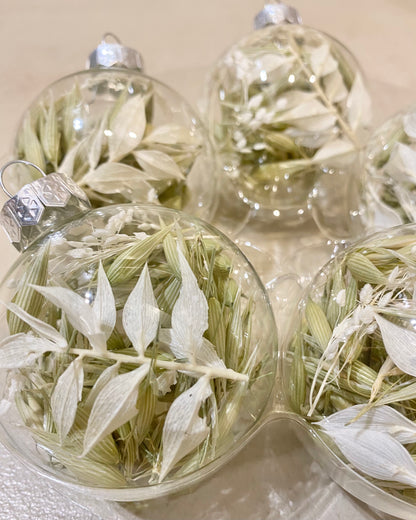 Boule de Noël en verre et fleurs séchées vertes