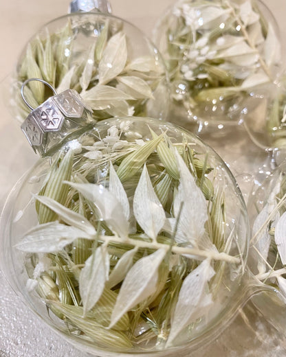 Boule de Noël en verre et fleurs séchées vertes