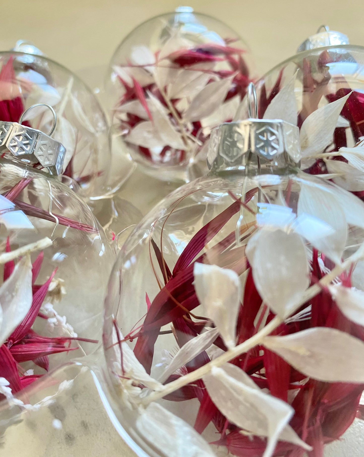 Boule de Noël en verre et fleurs séchées bordeaux